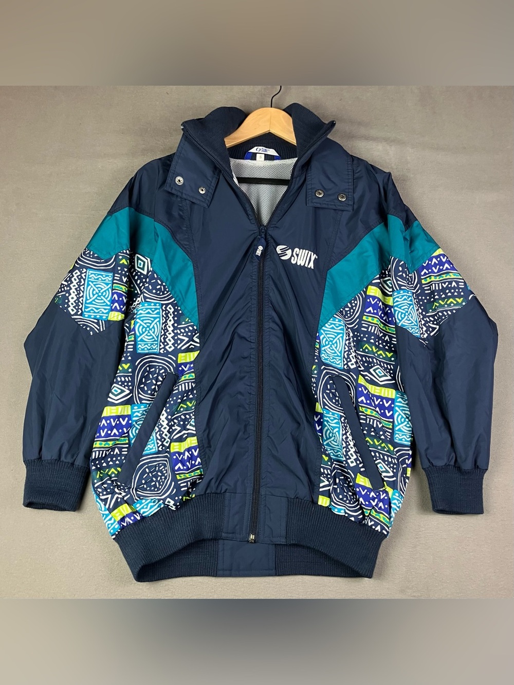 Vintage SWIX Men’s Size S Ski Windbreaker Jacket Navy Blue Patterned Full Zip. I